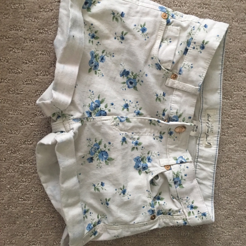 Floral jean shorts🌸